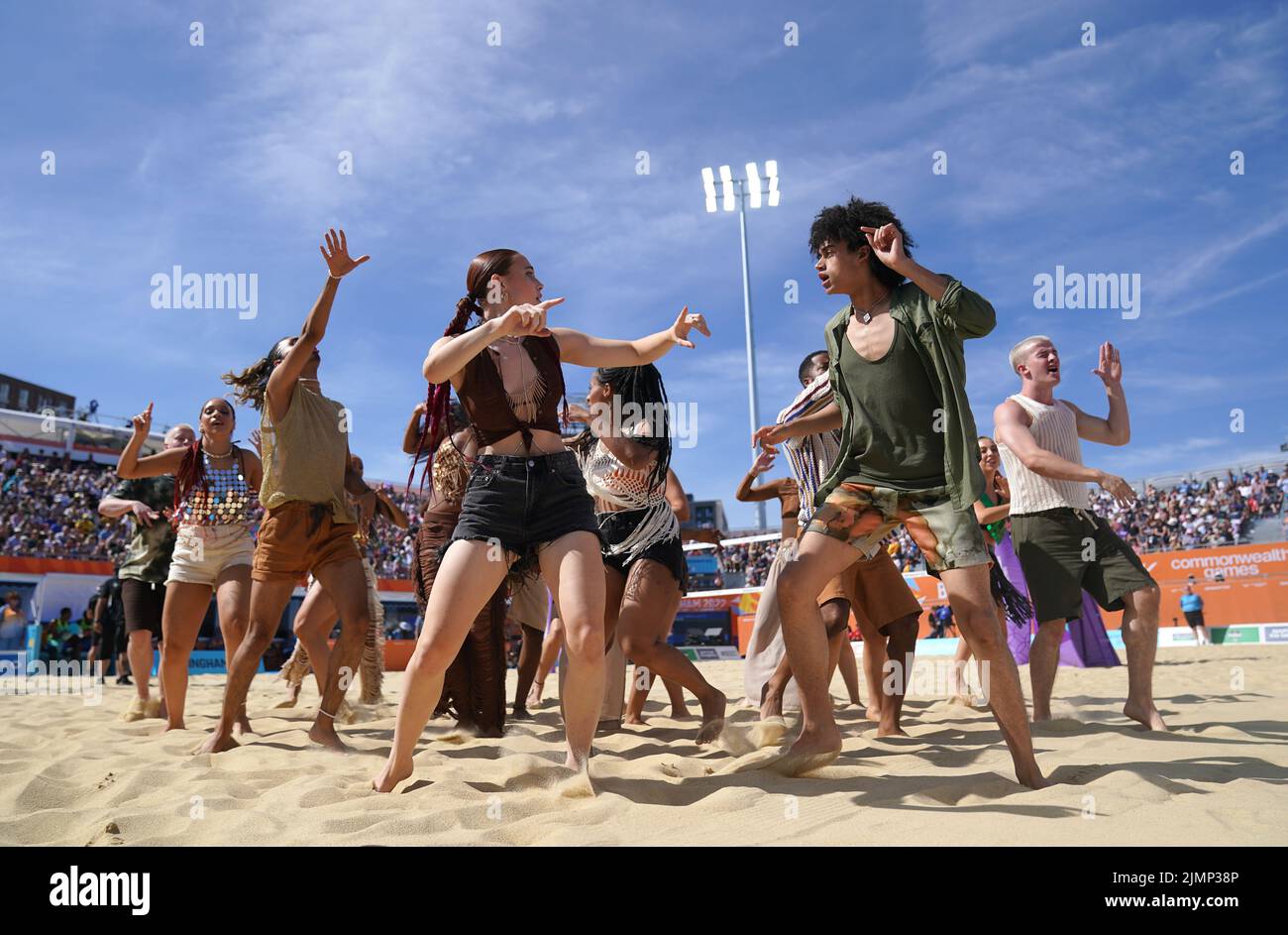 Les danseurs de l'équipage de Brum Beach se produisent à Smithfield le dixième jour des Jeux du Commonwealth de 2022 à Birmingham. Date de la photo: Dimanche 7 août 2022. Banque D'Images