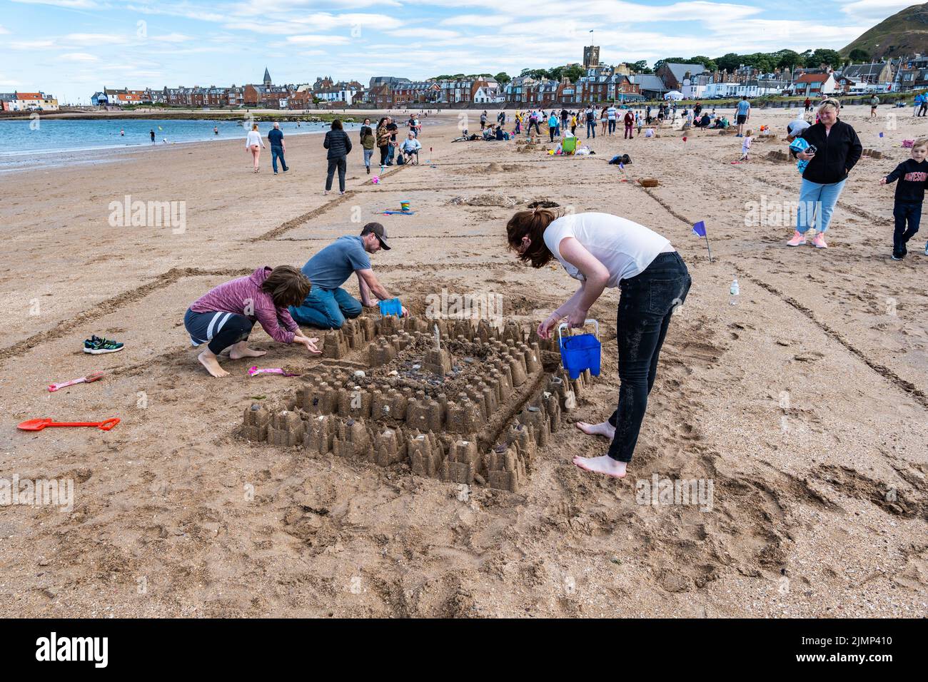 North Berwick, East Lothian, Écosse, Royaume-Uni, 7 août 2022. Fringe-by-the-Sea.. Un concours de construction de châteaux de sable a lieu sur West Beach. Crédit : Sally Anderson/Alamy Live News Banque D'Images