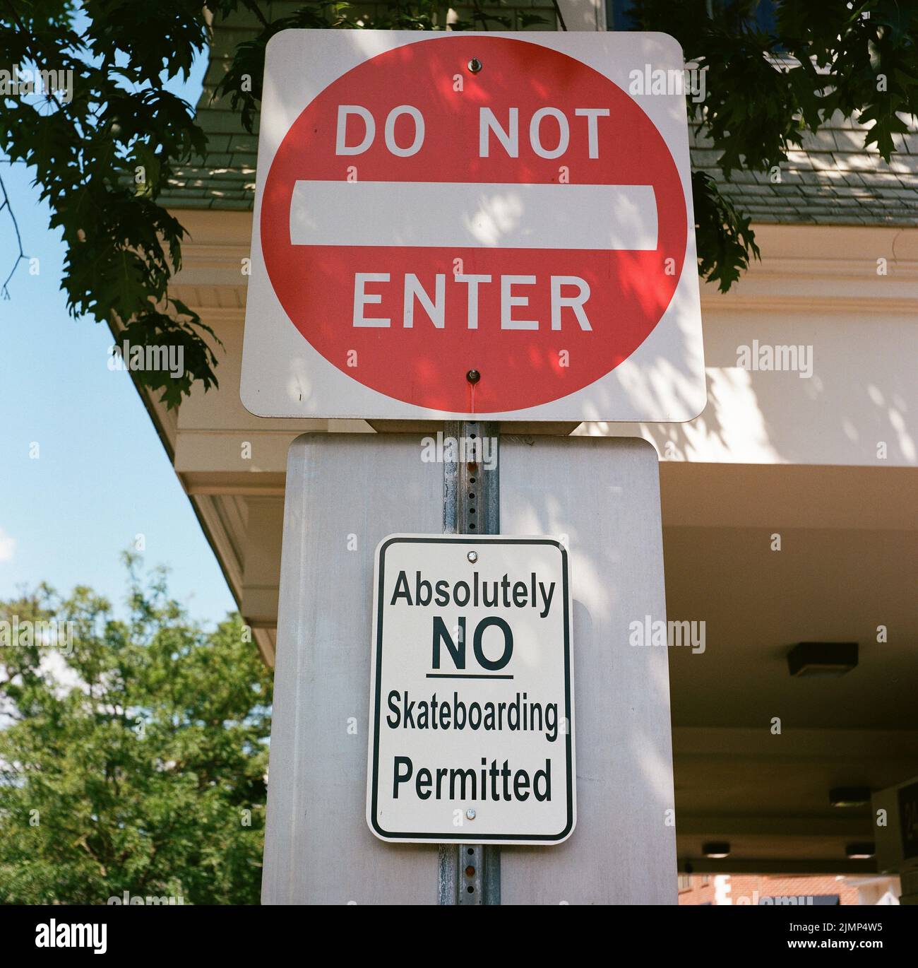 Absolument pas de skateboard n'entrez pas de signe dans Un parking Banque D'Images