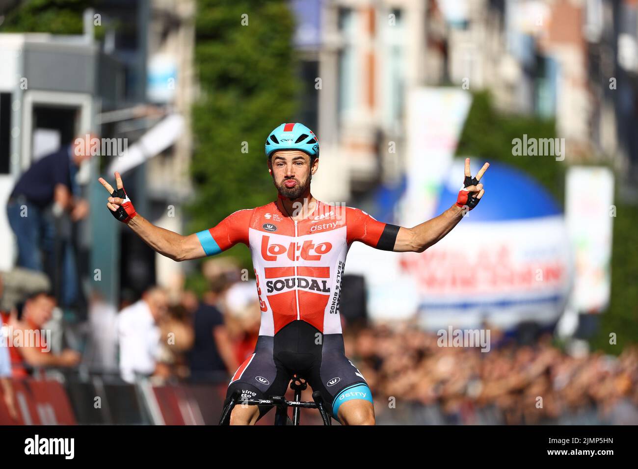 Louvain, Belgique. 07th août 2022. Le Belge Victor Campenaerts de Lotto Soudal célèbre en franchissant la ligne d'arrivée pour gagner la première édition de la course cycliste « Tour de Louvain » à Louvain, dimanche 07 août 2022 à Louvain et dans les environs. Après les championnats du monde ont eu lieu dans la ville, une nouvelle course est organisée avec les organisateurs du GP Memorial Jef Scherens. La nouvelle course a été nommée Tour de Louvain - Memorial Jef Scherens. BELGA PHOTO DAVID PINTENS crédit: Belga News Agency/Alay Live News Banque D'Images