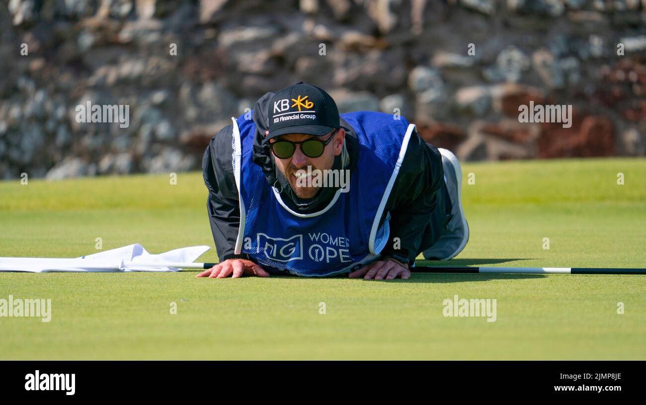 Gullane, Écosse, Royaume-Uni. 7th août 2022. Finale du championnat de golf AIG Women’s Open à Muirfield dans East Lothian. Pic; la caddie d'Angela Stanford se trouve deuxième vert pour aligner le putt. Iain Masterton/Alay Live News Banque D'Images