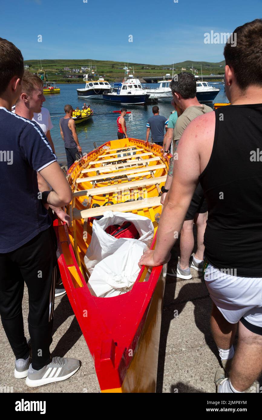 Lancement du bateau sur la Seine à Portmagee Regatta, comté de Kerry, Irlande Banque D'Images