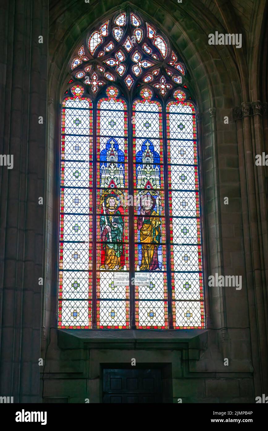 Vitraux étonnants d'une grande église de style gothique, Limoges France Banque D'Images