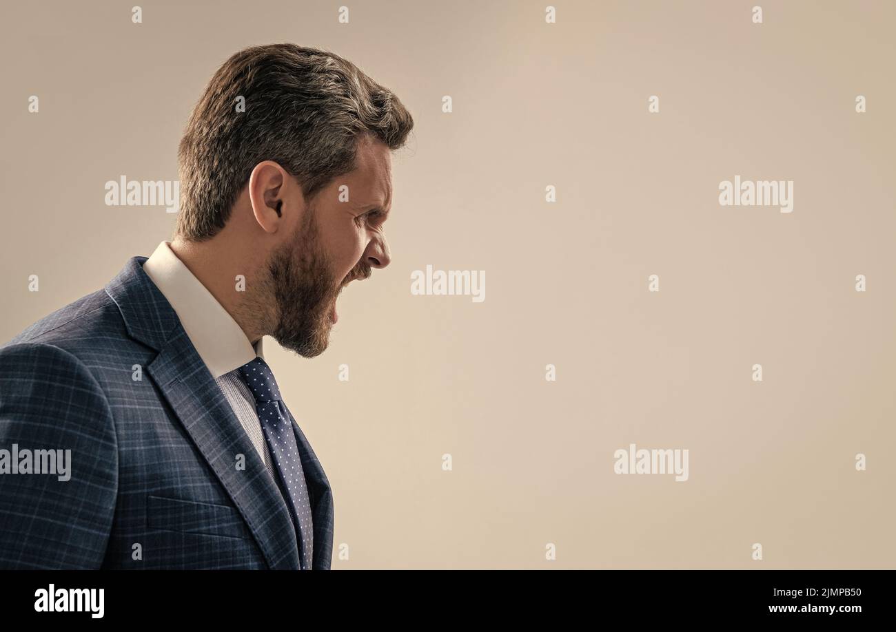 Portrait de profil de l'homme professionnel en colère criant l'espace de copie d'arrière-plan gris, hurlant Banque D'Images