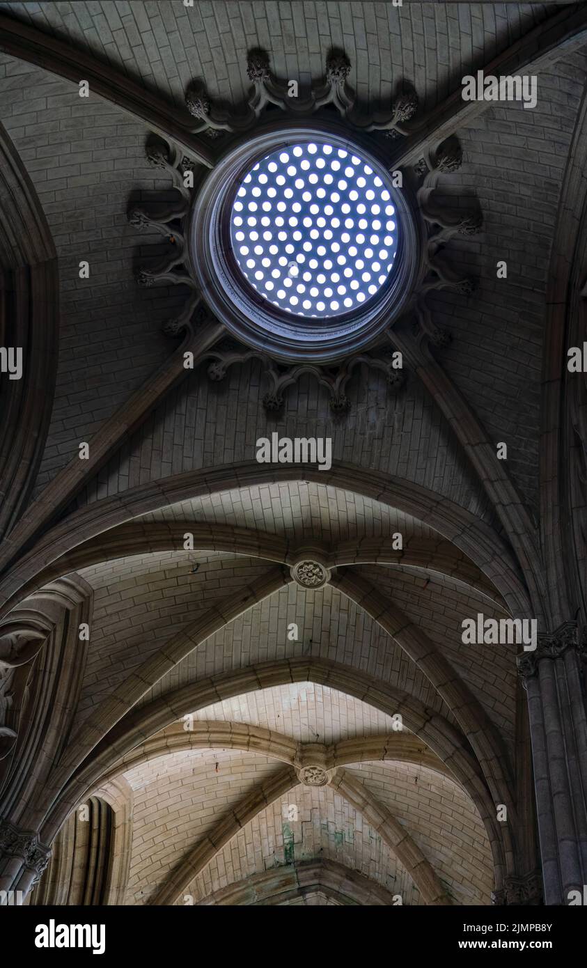 Architecture de toit intérieur d'une grande église de style gothique, Limoges France Banque D'Images