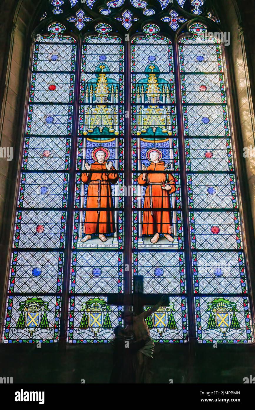 Vitraux étonnants d'une grande église de style gothique, Limoges France Banque D'Images