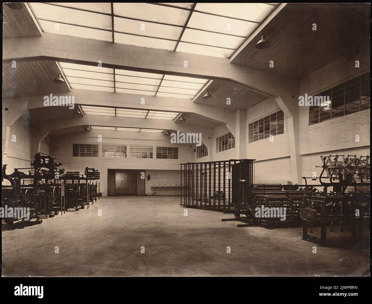 Architecte inconnu, prison, Brandebourg/Havel (1927-1927): Espace de travail ou salle de machines, vue intérieure. Photo sur carton, 61,1 x 81,5 cm (y compris les bords de numérisation) N.N. : Strafanstalt, Brandebourg-Görden Banque D'Images