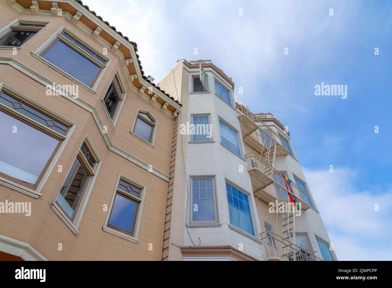 Maison de ville et immeuble d'appartements de plusieurs étages à San Francisco, Californie. Il y a une maison de ville avec une façade beige foncé sur la gauche à côté de l'appartement Banque D'Images