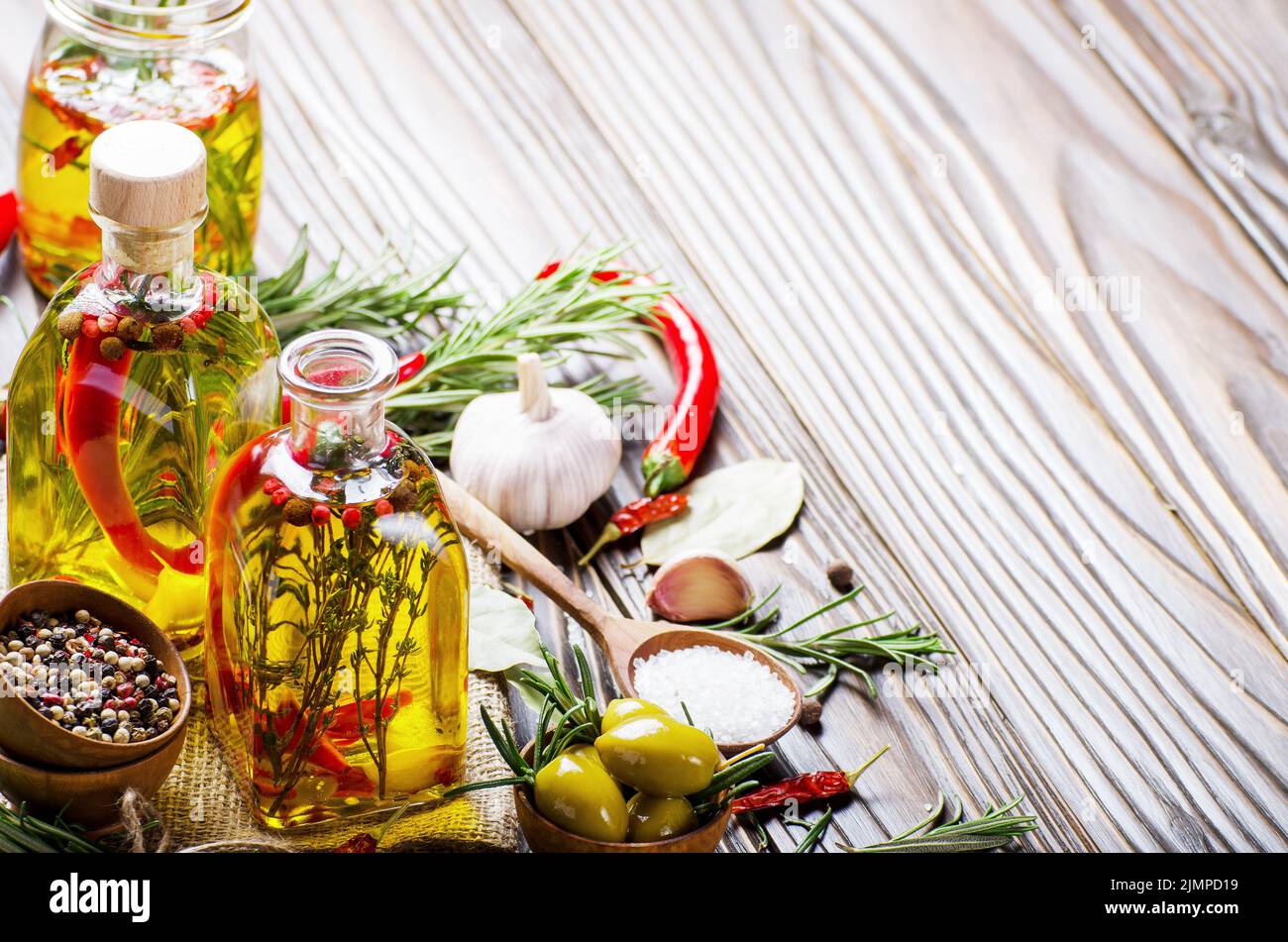 Contexte alimentaire fait d'huiles condiments et épices sur table de cuisine. Concept de cuisine Banque D'Images