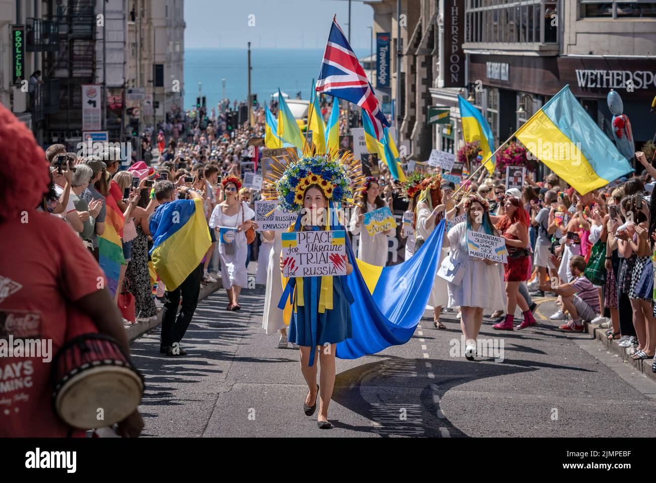 East Sussex, Royaume-Uni. 6th août 2022. Brighton et Hove Pride 2022 : les Britanniques-Ukrainiens se joignent à une marche de protestation tandis que des milliers célèbrent la fierté à Brighton après deux ans de hiatus. L’un des plus grands défilés LGBTQ+ du Royaume-Uni revient pour marquer le 30th anniversaire après les annulations Covid. On s'attend à ce que 300 000 personnes, samedi, remplissent les rues de Brighton pour célébrer le retour de l'un des plus grands événements Pride du Royaume-Uni. Credit: Guy Corbishley/Alamy Live News Banque D'Images