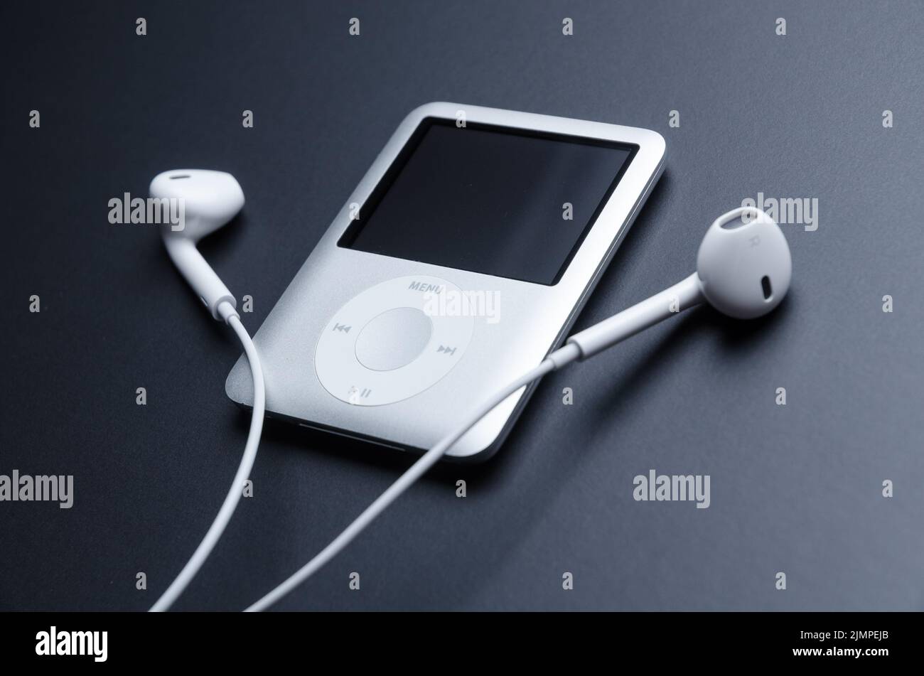 Apple iPod nano 3rd Generation avec écouteurs sur fond sombre Photo Stock -  Alamy
