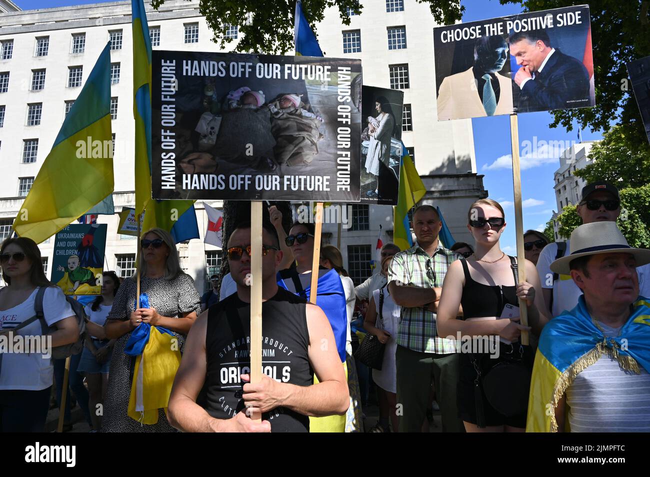 Downing Street, Londres, Royaume-Uni. 7th août 2022. Des manifestants branlant des banderoles et branlant des drapeaux d'Ukraine en colère criant la guerre n'est pas terminée en Ukraine ! Le russe est une exigence terroriste de libérer les défenseurs de Marioupol maintenant. Cessez de tuer notre fière culture ukrainienne. Crédit : voir Li/Picture Capital/Alamy Live News Banque D'Images