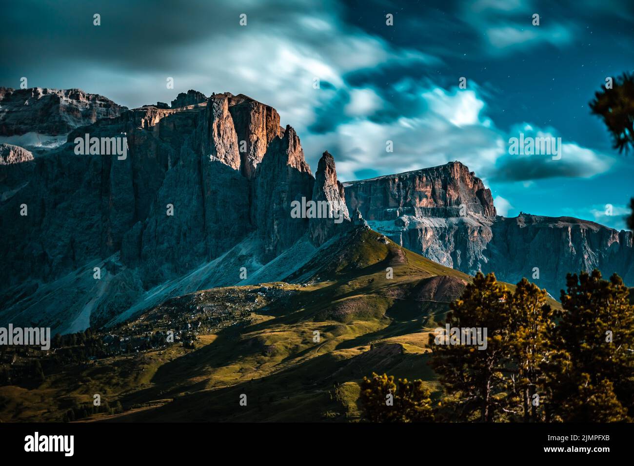 Ciel étoilé à Sassolungo dans les Dolomites Banque D'Images