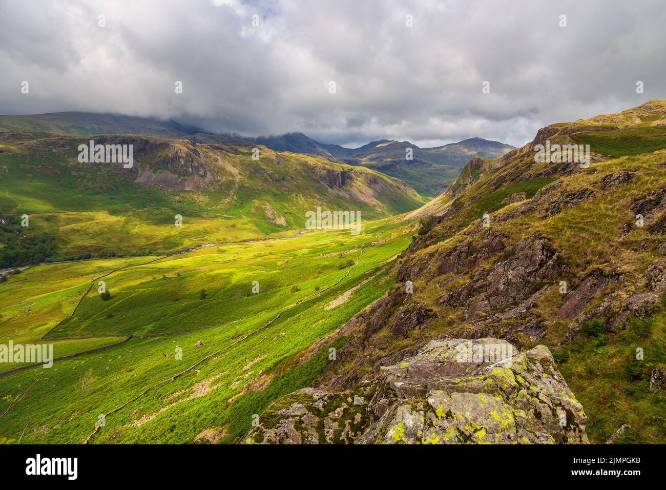 Vue sur le col de HardKnott, col de colline entre Eskdale et la vallée de Duddon dans le parc national de Lake District, Cumbria, Angleterre. Banque D'Images