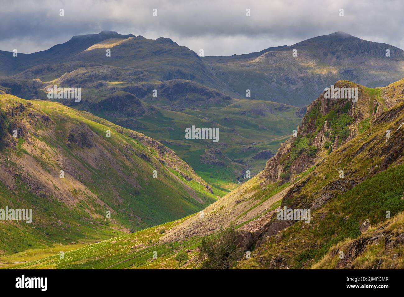 Vue sur le col de HardKnott, col de colline entre Eskdale et la vallée de Duddon dans le parc national de Lake District, Cumbria, Angleterre. Banque D'Images