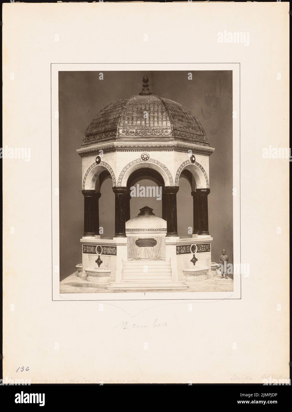 Spitta Max (1842-1902), Kaiserbrunnen à Constantinople (1899) : modèle d'une fontaine. Photo sur papier, 38,5 x 29,2 cm (y compris les bords de numérisation) Spitta Max (1842-1902): Kaiserbrunnen, Konstantinopel Banque D'Images