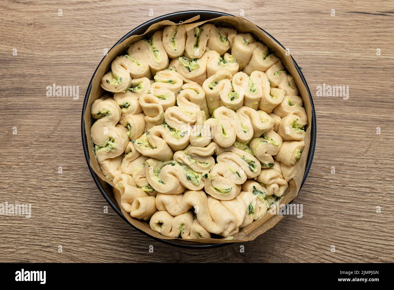 Pain Rond Anglais Dans un moule rond, faites cuire du pain rond fait maison avec du ...