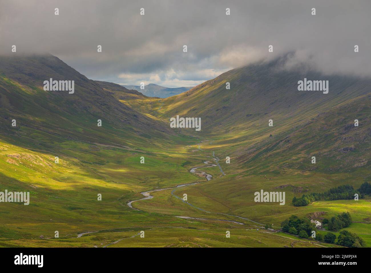 Vue sur le col de HardKnott, col de colline entre Eskdale et la vallée de Duddon dans le parc national de Lake District, Cumbria, Angleterre. Banque D'Images