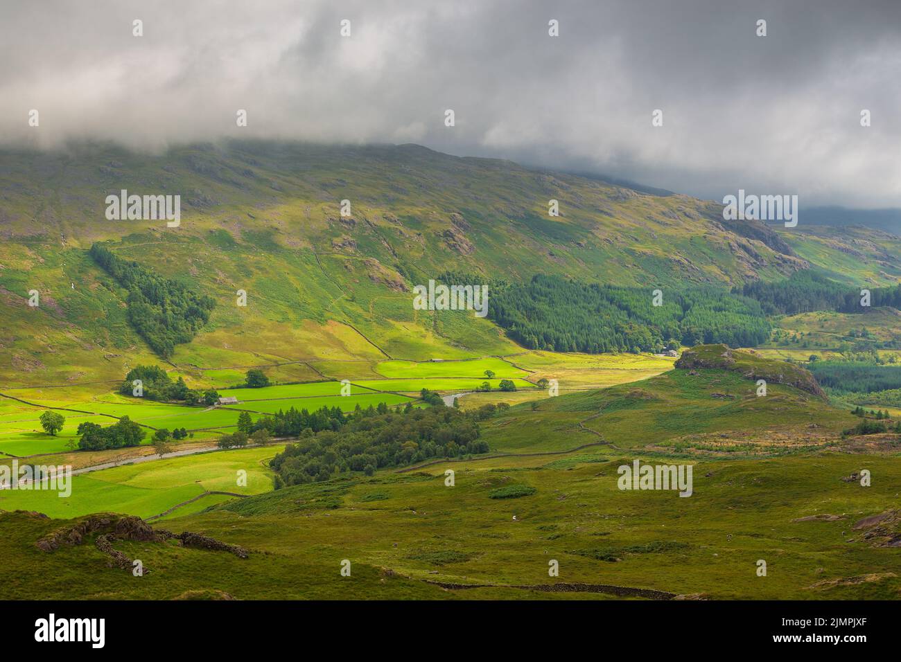 Vue sur le col de HardKnott, col de colline entre Eskdale et la vallée de Duddon dans le parc national de Lake District, Cumbria, Angleterre. Banque D'Images