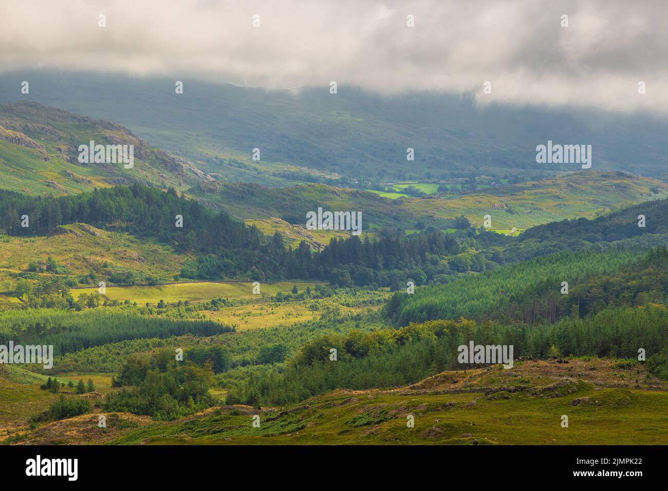Vue sur le col de HardKnott, col de colline entre Eskdale et la vallée de Duddon dans le parc national de Lake District, Cumbria, Angleterre. Banque D'Images