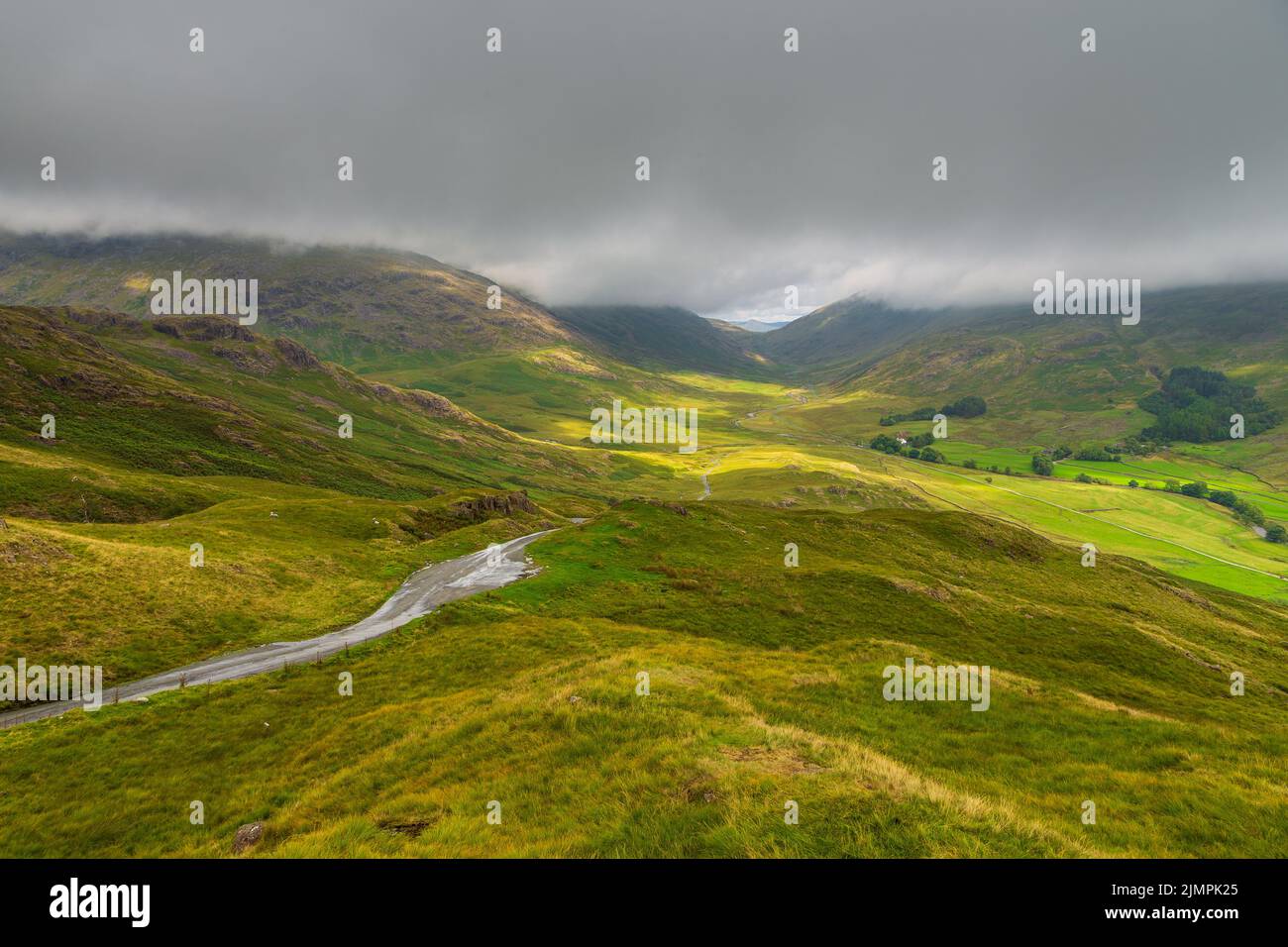 Vue sur le col de HardKnott, col de colline entre Eskdale et la vallée de Duddon dans le parc national de Lake District, Cumbria, Angleterre. Banque D'Images