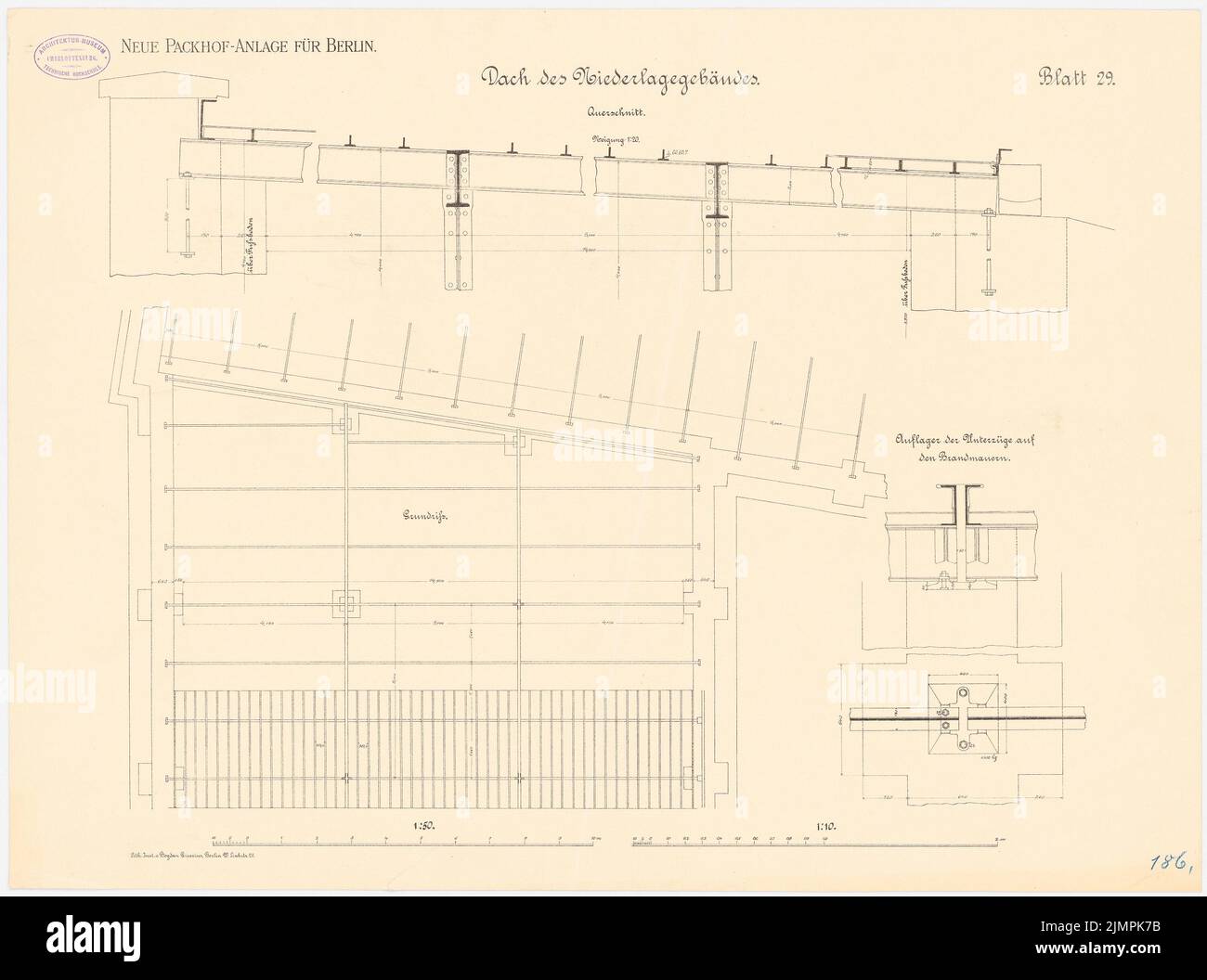 Weber Helmut, nouveau système de cour d'emballage, Berlin-Moabit (1882-1885): Bâtiment en dépôt: Plan d'étage dernier étage 1:50, construction transversale de toiture 1:20, support 1:10. Lithographie colorée sur le carton, 53 x 71,3 cm (y compris les bords de balayage) Weber Helmut : Neue Packhofanlage, Berlin-Moabit Banque D'Images