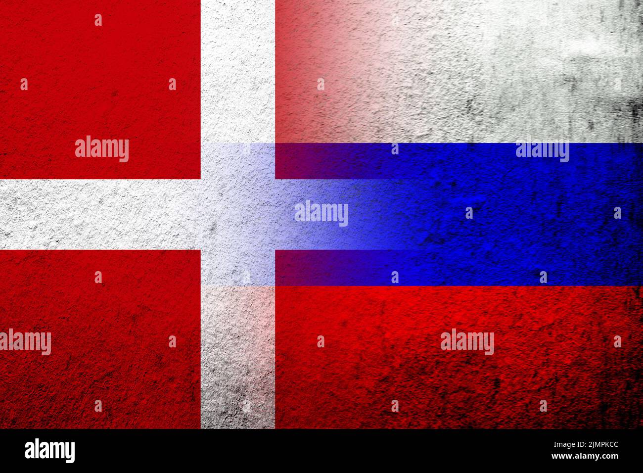 Drapeau national de la Fédération de Russie avec le Royaume du Danemark drapeau national. Grunge l'arrière-plan Banque D'Images