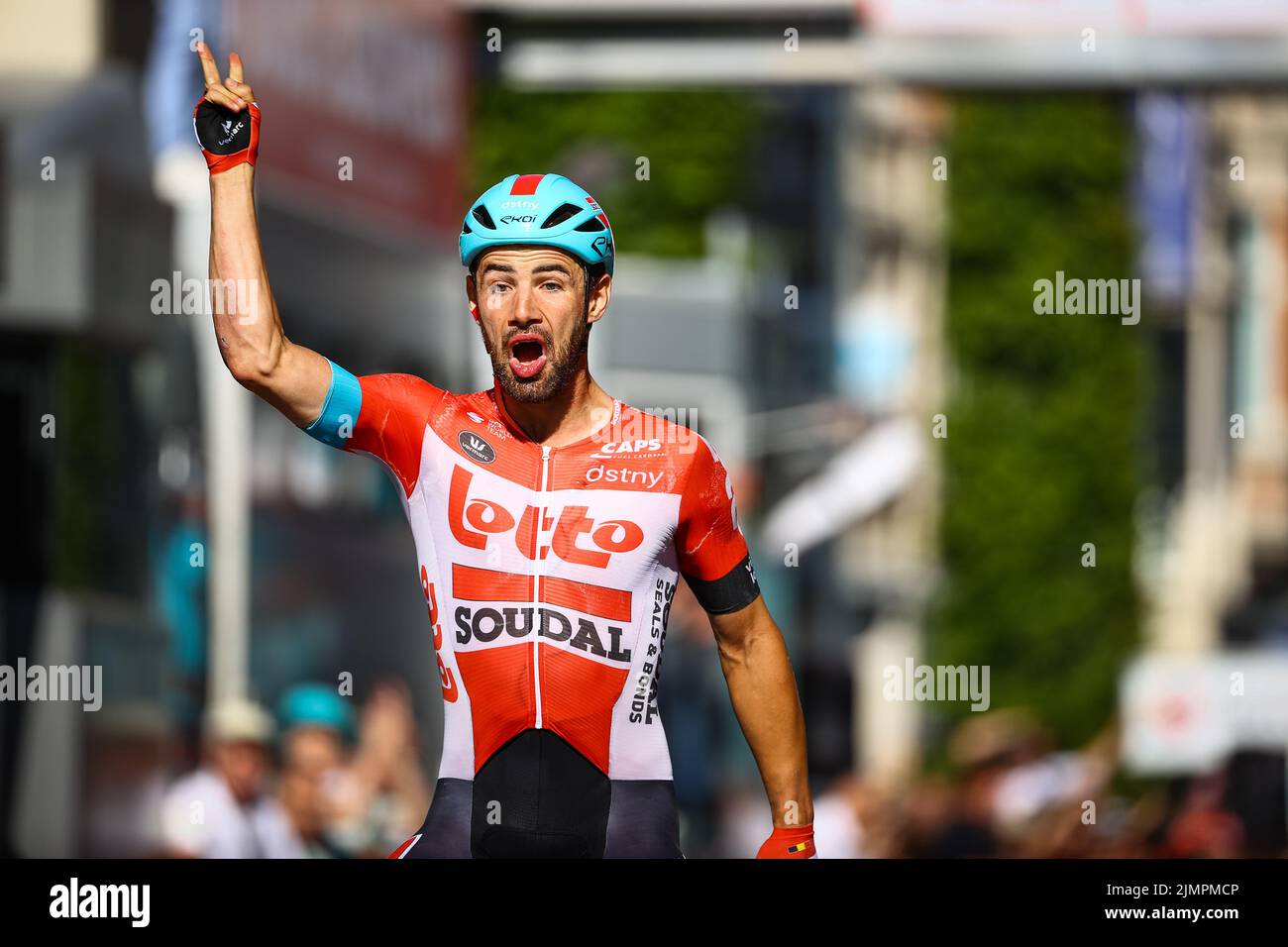 Louvain, Belgique. 07th août 2022. Le Belge Victor Campenaerts de Lotto Soudal célèbre en franchissant la ligne d'arrivée pour gagner la première édition de la course cycliste « Tour de Louvain » à Louvain, dimanche 07 août 2022 à Louvain et dans les environs. Après les championnats du monde ont eu lieu dans la ville, une nouvelle course est organisée avec les organisateurs du GP Memorial Jef Scherens. La nouvelle course a été nommée Tour de Louvain - Memorial Jef Scherens. BELGA PHOTO DAVID PINTENS crédit: Belga News Agency/Alay Live News Banque D'Images