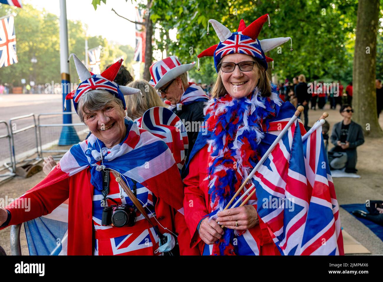 Les Britanniques arrivent tôt pour se tenir le long de la galerie marchande pour Un bon point de vue pour voir la parade d'anniversaire de la reine, Londres, Royaume-Uni. Banque D'Images