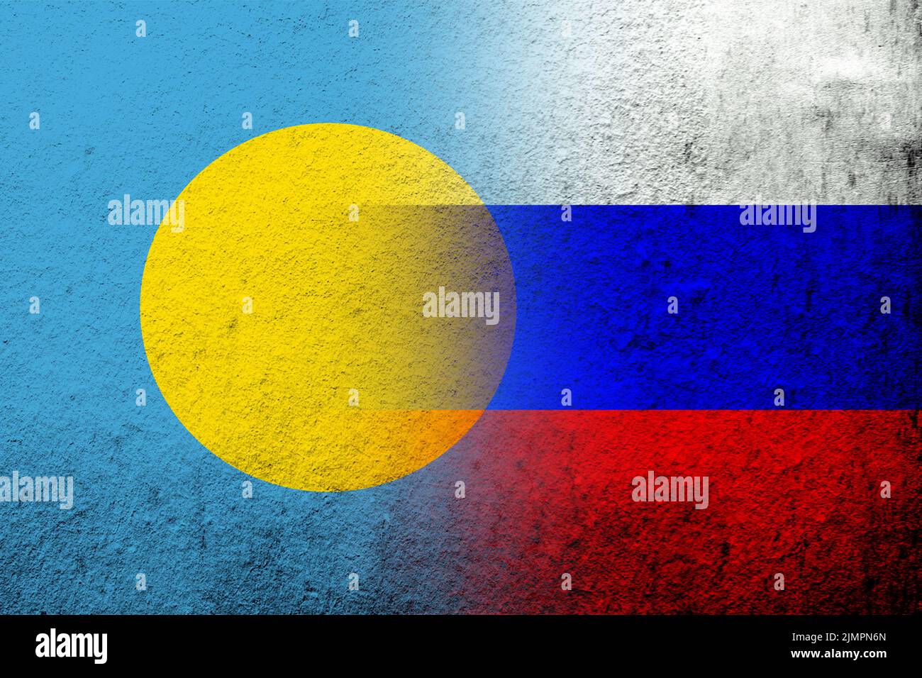 Drapeau national de la Fédération de Russie avec la République des Palaos drapeau national. Grunge l'arrière-plan Banque D'Images