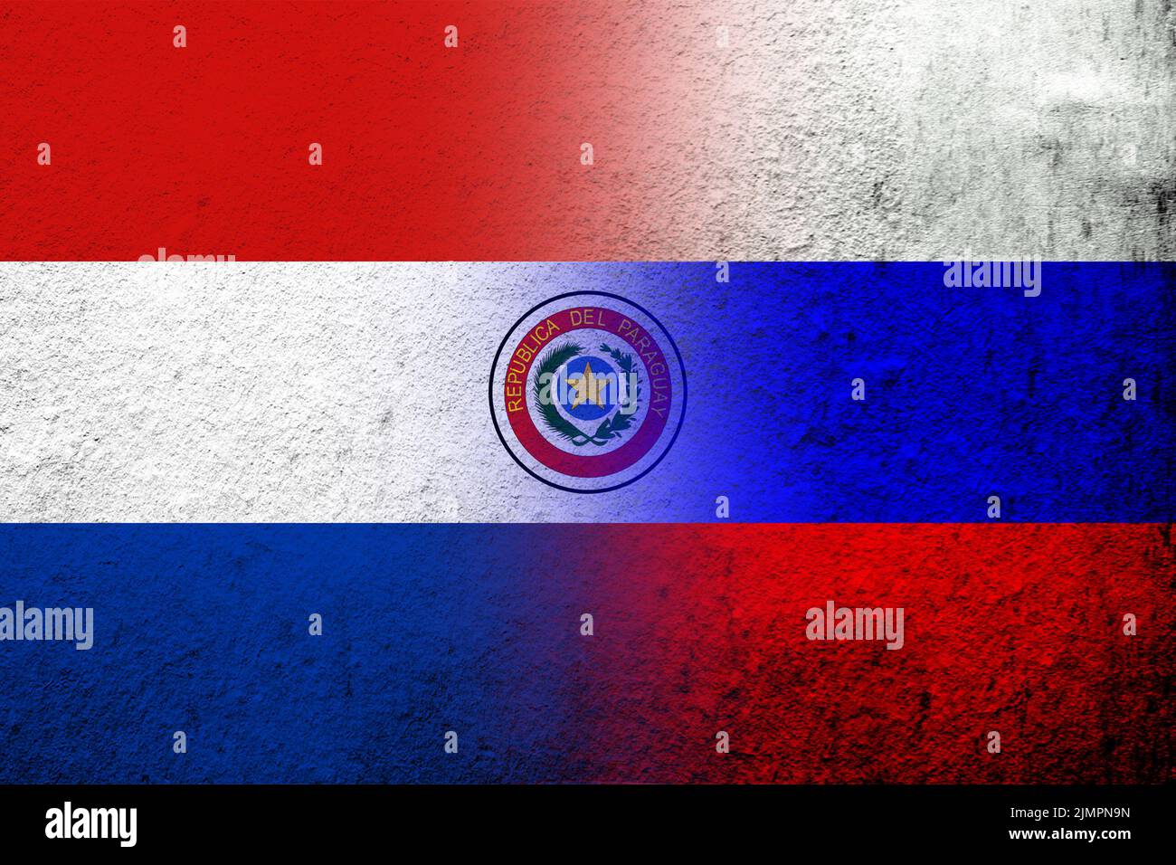 Drapeau national de la Fédération de Russie avec la République du Paraguay drapeau national. Grunge l'arrière-plan Banque D'Images