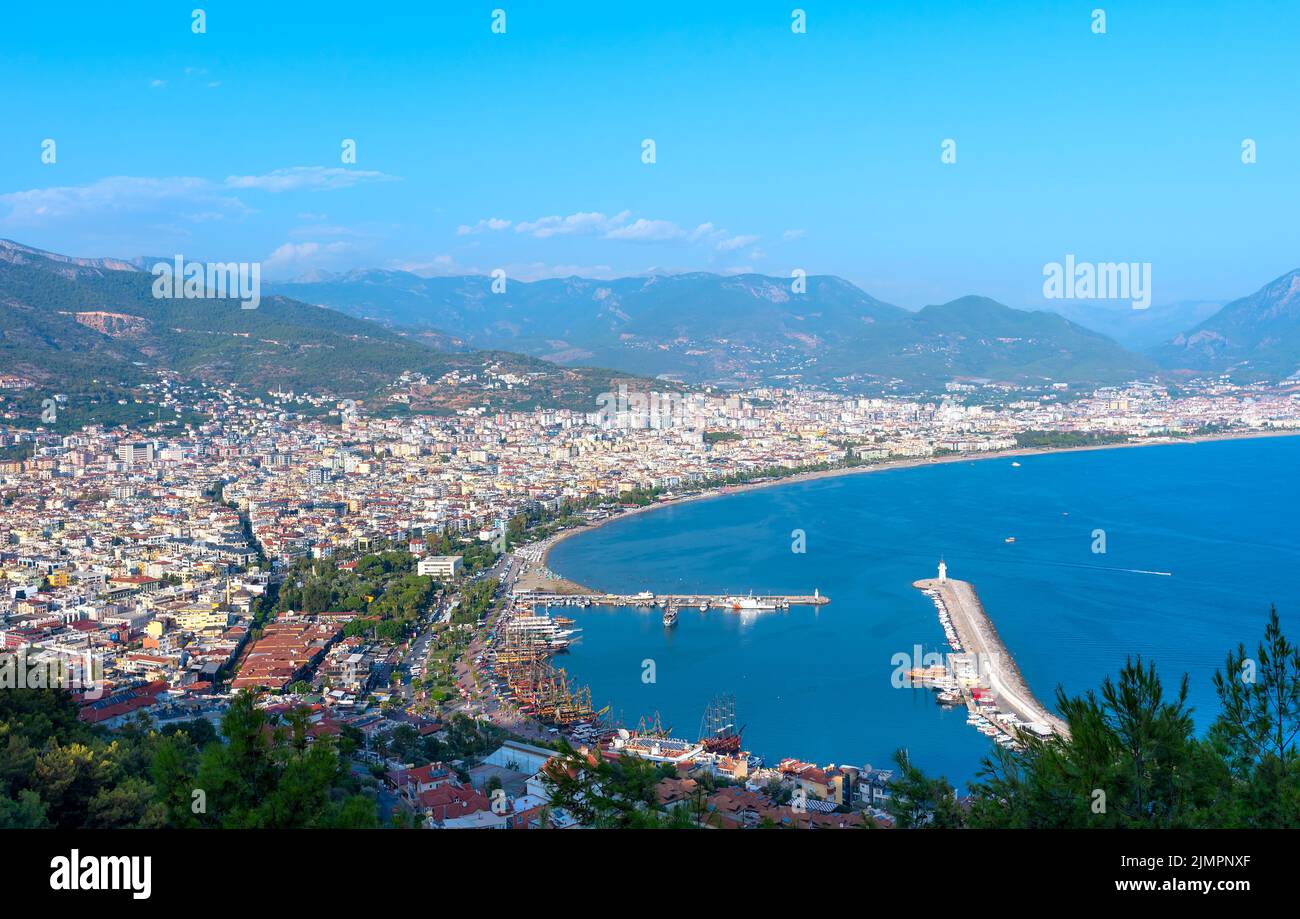 Vue aérienne du port avec des navires et un phare dans la ville d'Alanya Banque D'Images