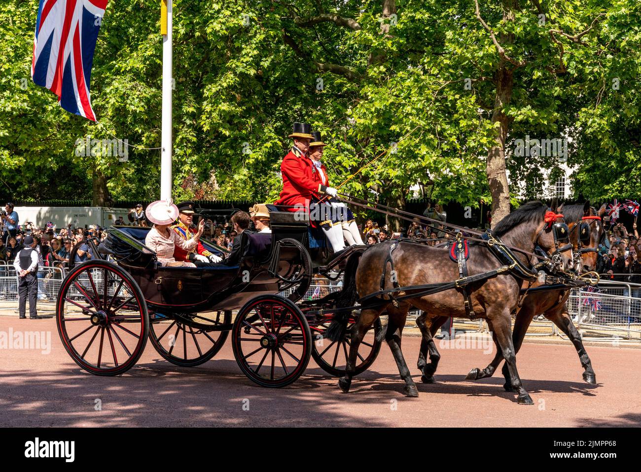 Les membres de la famille royale britannique en route pour la cérémonie de la Trooping de la couleur, The Mall, Londres, Royaume-Uni. Banque D'Images