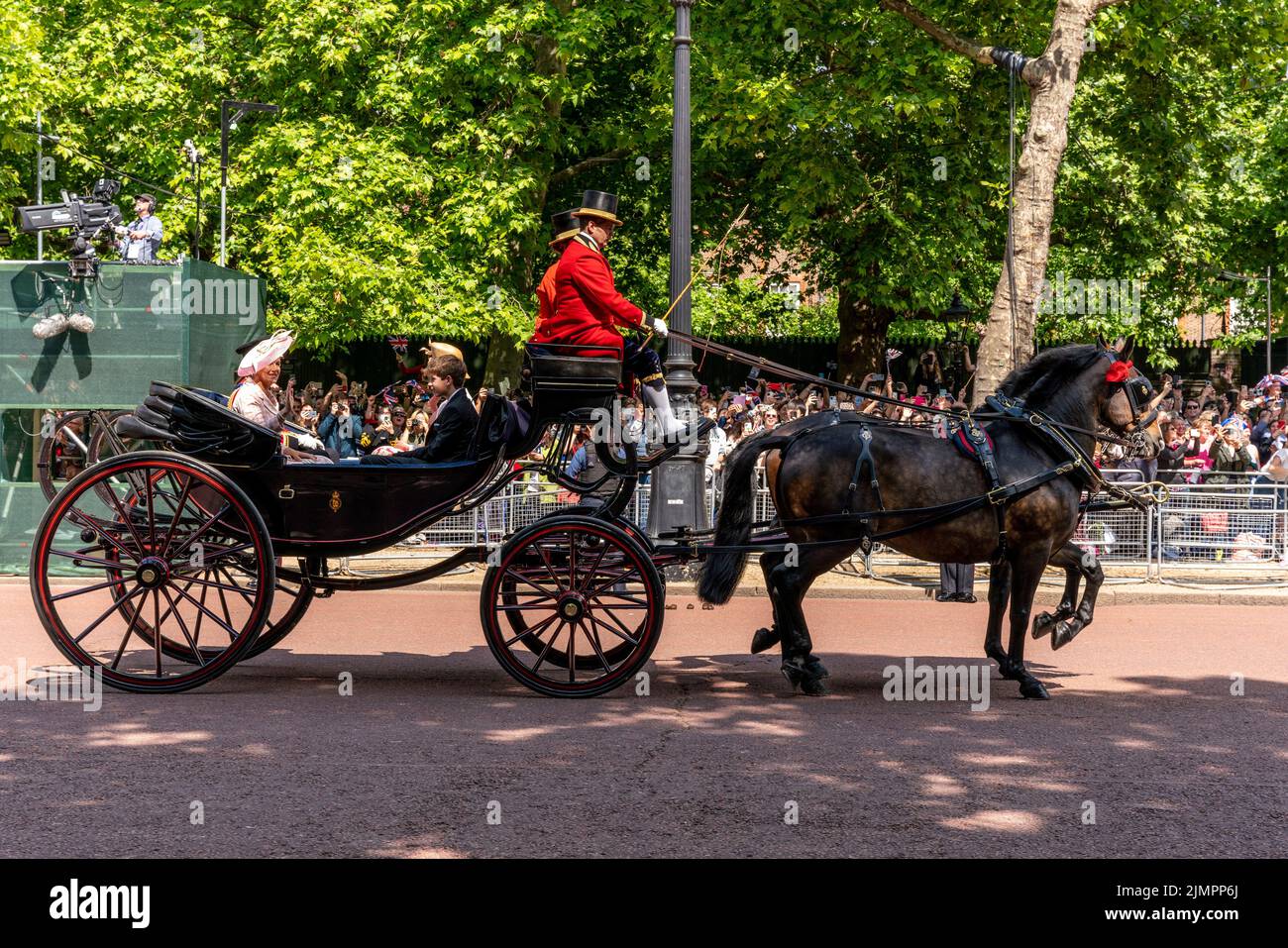 Les membres de la famille royale britannique en route pour la cérémonie de la Trooping de la couleur, The Mall, Londres, Royaume-Uni. Banque D'Images