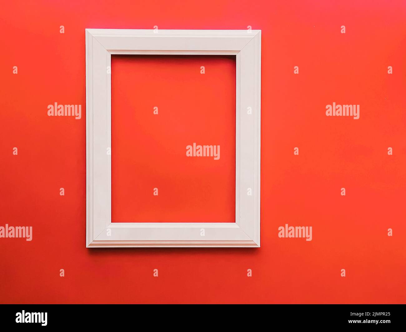 Cadre d'art vertical blanc sur fond orange comme motif à placolatte, impression d'œuvres d'art ou album photo Banque D'Images