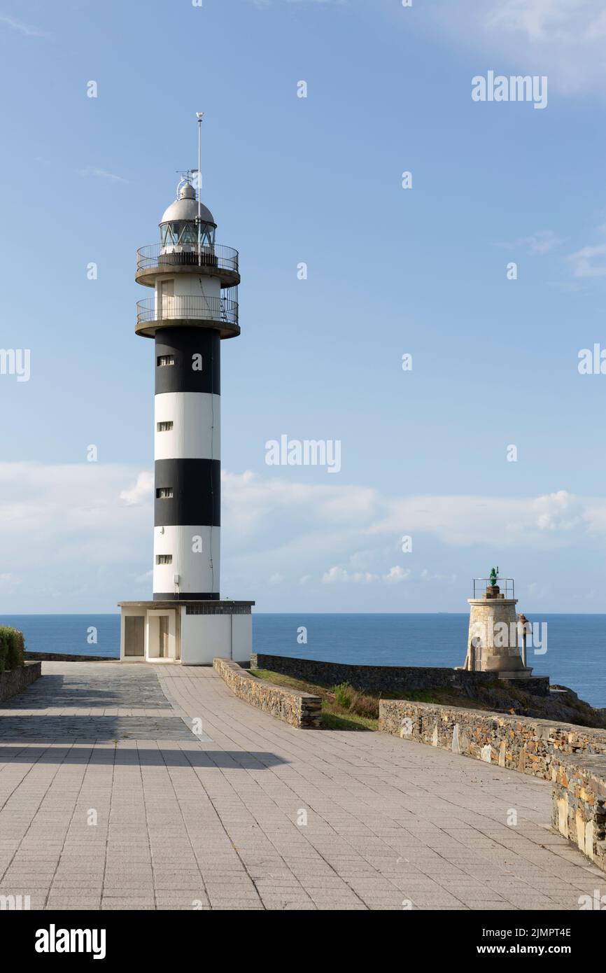 Phare de Cabo San Agustin sur ciel bleu clair. Ortigueira, Asturies, Espagne. Tourisme et voyages. Banque D'Images