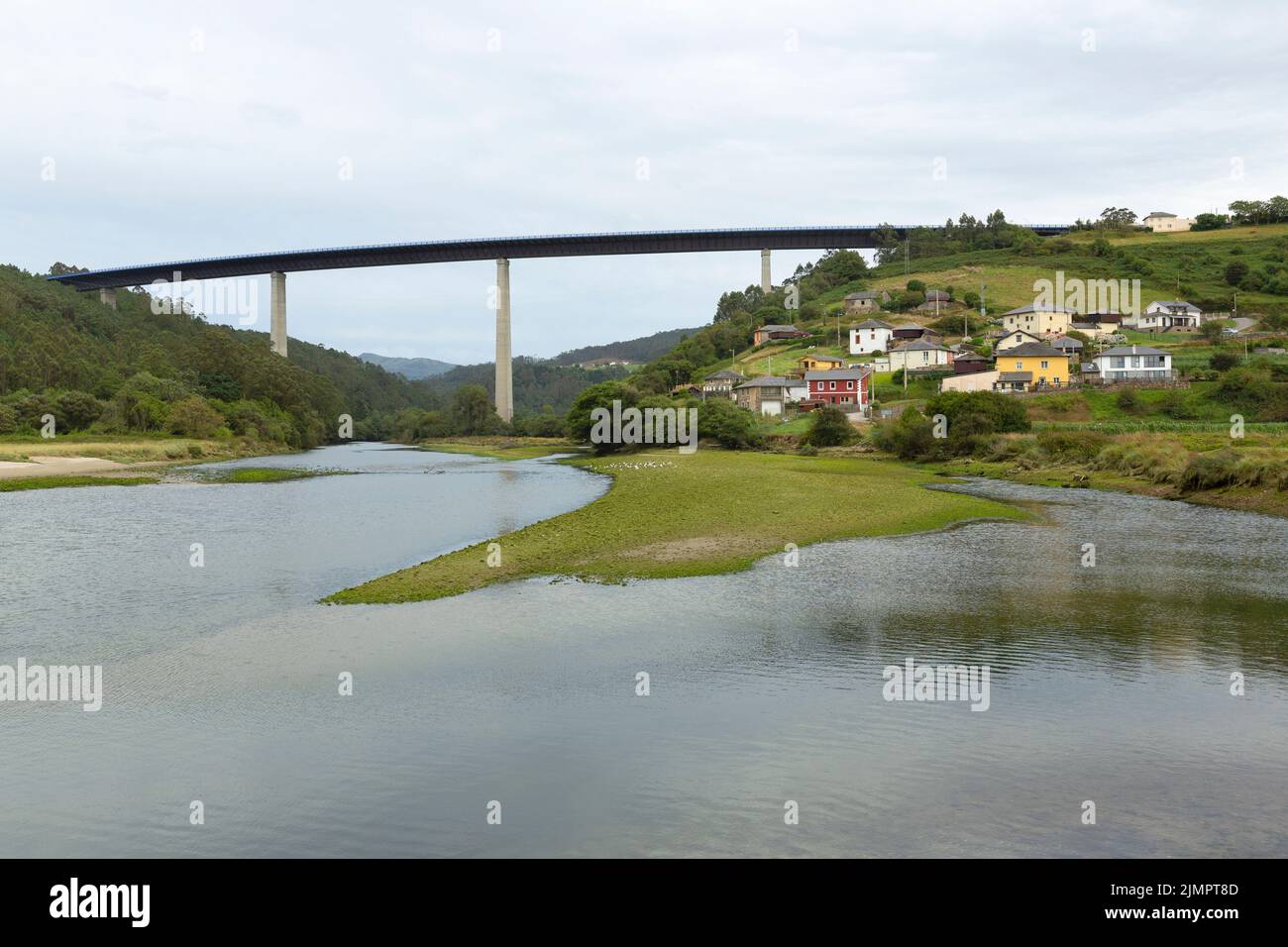 Vue sur le paysage de la ville côtière de Cueva et de l'embouchure de la rivière Esva. Asturies, Espagne. Tourisme rural et voyages. Espace pour le texte. Banque D'Images