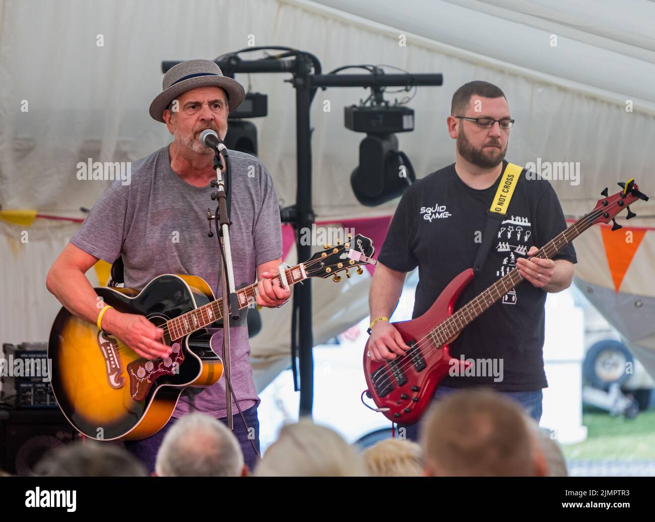 North Berwick, East Lothian, Écosse, Royaume-Uni, 7th août 2022. Fringe-by-the-Sea : l'alternative de bord de mer aux festivals d'Édimbourg. Fun les auteurs de crime d'amour jouent leurs chansons à un public apprécié. Le groupe est composé des auteurs Stuart Neville (guitare et harmonica), Christopher Brookmeyer (guitare), Doug Johnstone (batterie), Val McDermid (chanteur), Mark Billingham (guitare) et Luca Veste (guitare). Photo : Mark Billingham et Luca Veste. Crédit : Sally Anderson/Alay Live News Banque D'Images