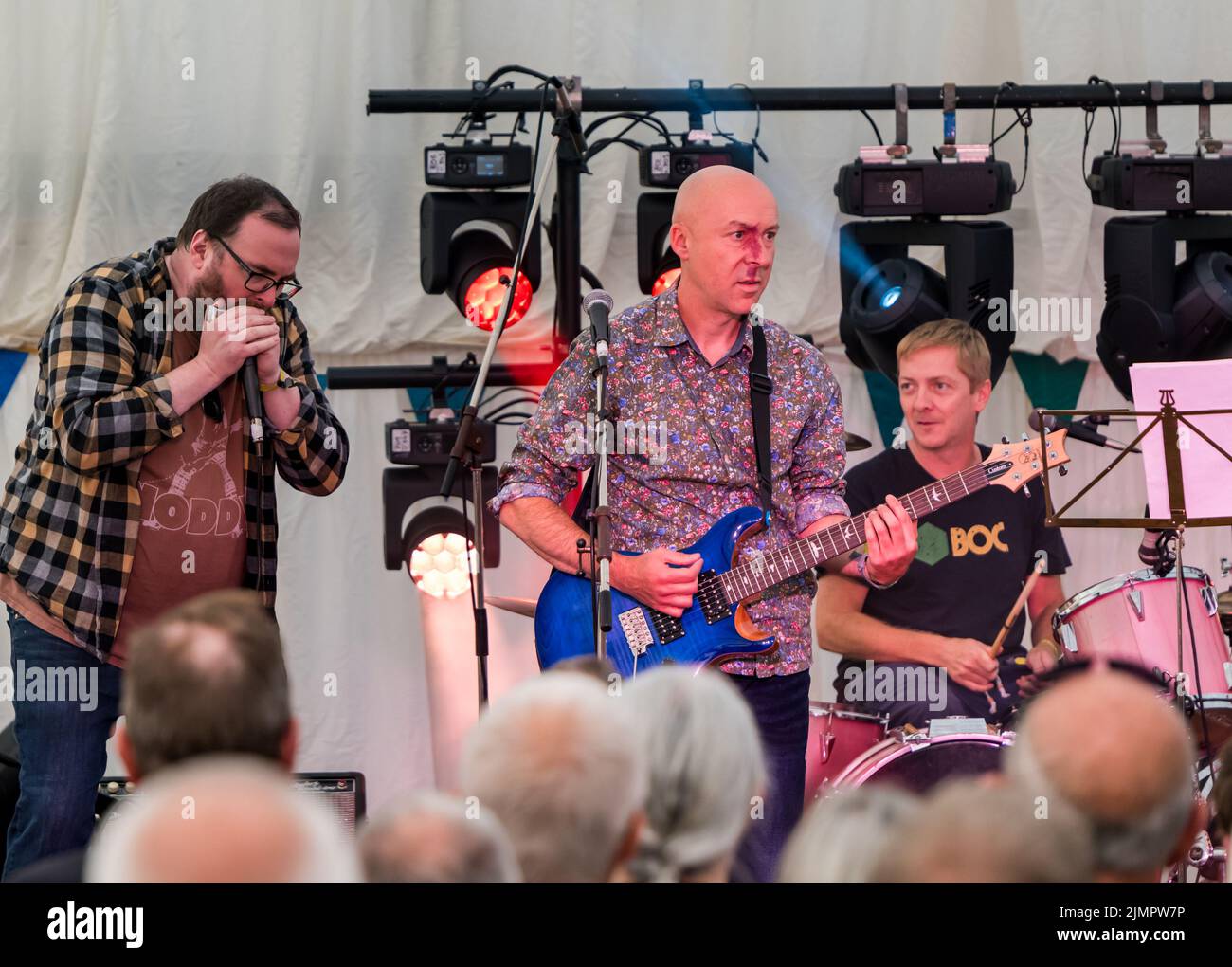 North Berwick, East Lothian, Écosse, Royaume-Uni, 7th août 2022. Fringe-by-the-Sea : l'alternative de bord de mer aux festivals d'Édimbourg. Fun les auteurs de crime d'amour jouent leurs chansons à un public apprécié. Le groupe est composé des auteurs Stuart Neville (guitare et harmonica), Christopher Brookmeyer (guitare), Doug Johnstone (batterie), Val McDermid (chanteur), Mark Billingham (guitare) et Luca Veste (guitare). Photo : Stuart Neville, Chris Brookmyre et Doug Johnnstone. Crédit : Sally Anderson/Alay Live News Banque D'Images