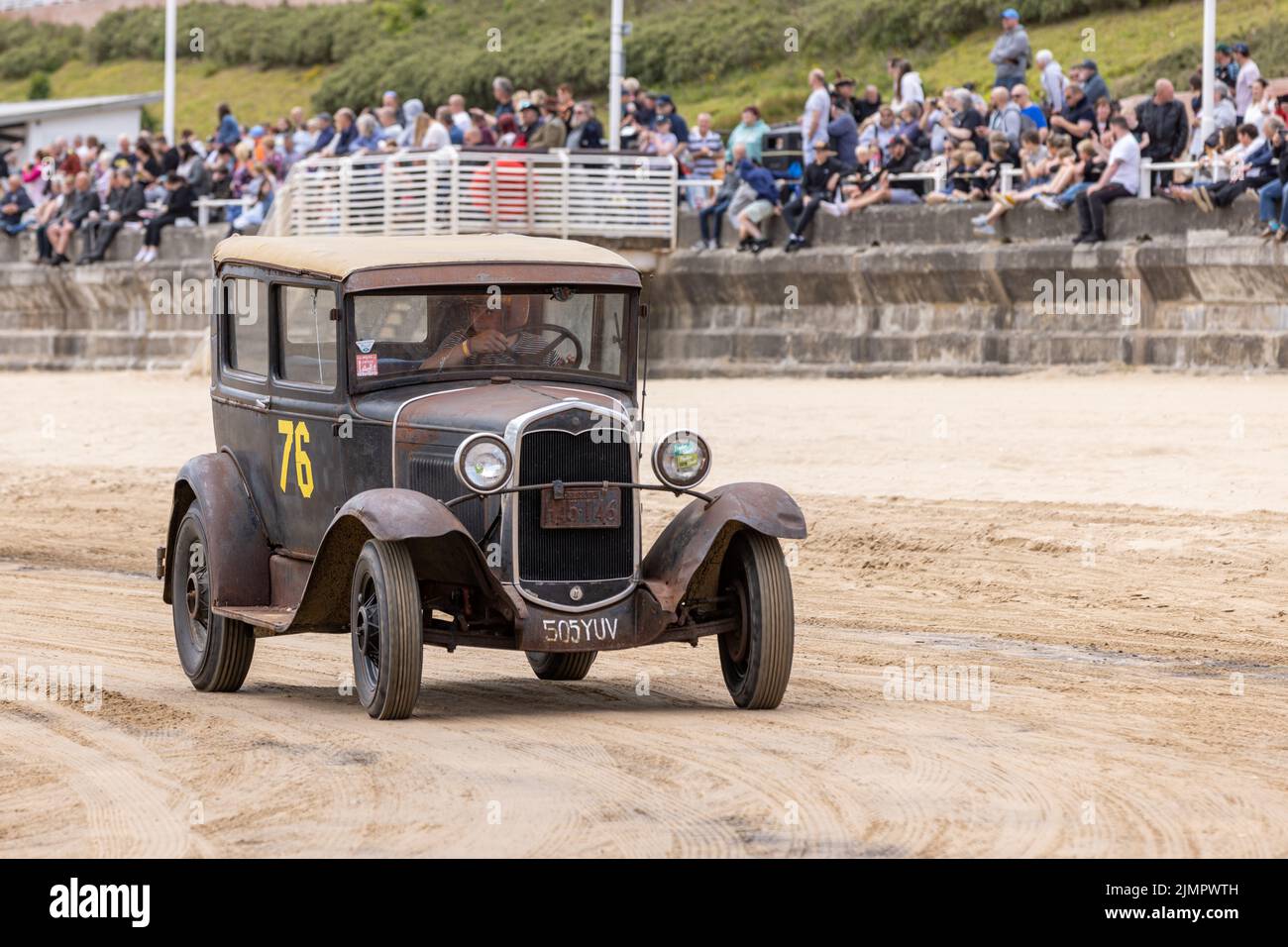 Un vintage hot rod à la "Race les vagues, où les voitures et les motos course de glisser sur la plage de Bridlington, East Yorkshire Angleterre UK Banque D'Images