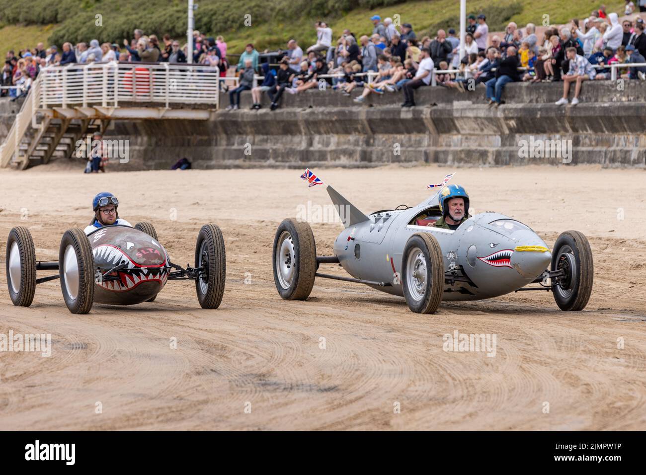 Des hot rods d'époque à l'événement « Race the Waves », où les voitures et les motos font une course sur la plage à Bridlington, dans l'est du Yorkshire, en Angleterre Banque D'Images