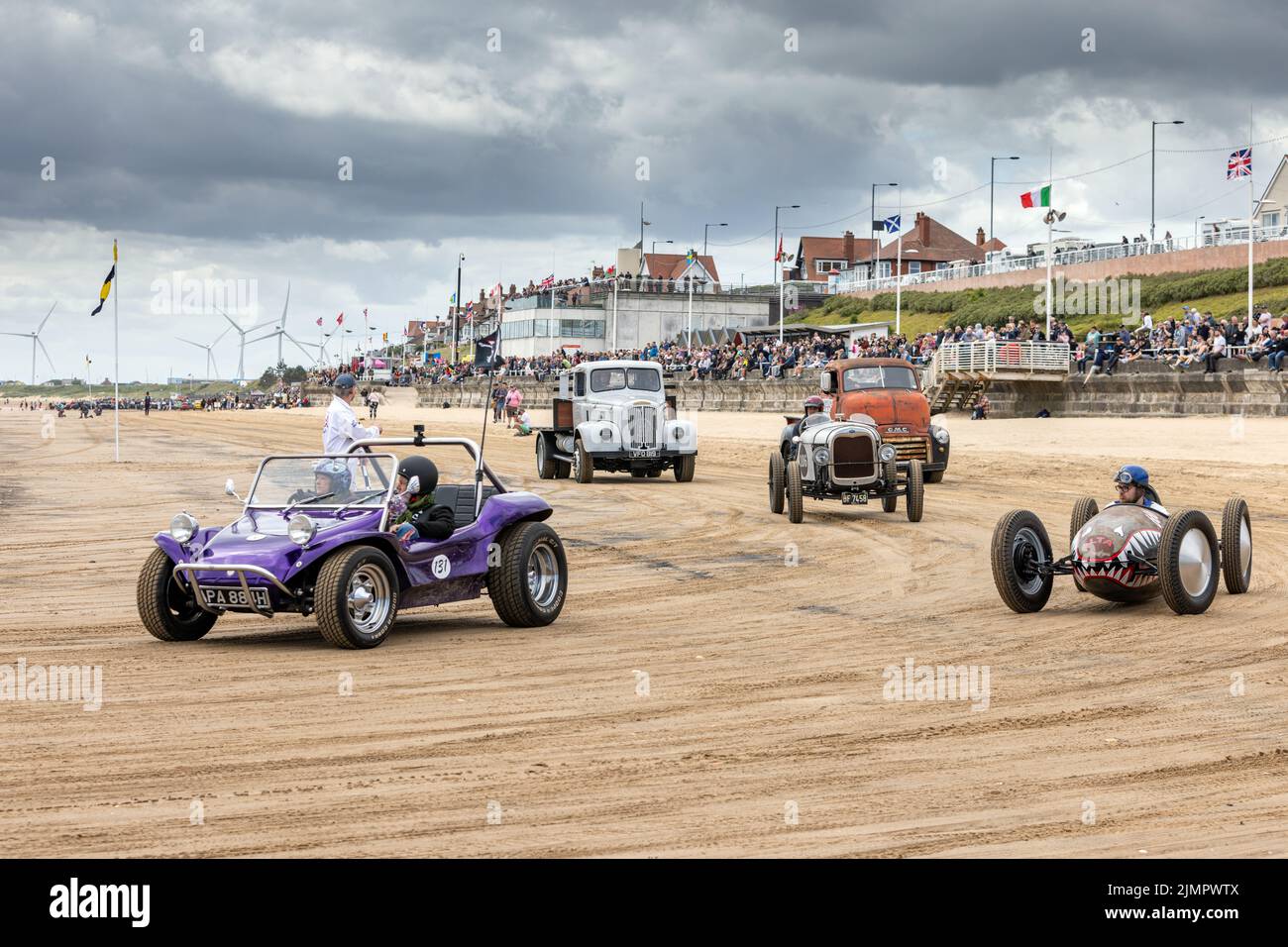 Des hot rods d'époque à l'événement « Race the Waves », où les voitures et les motos font une course sur la plage à Bridlington, dans l'est du Yorkshire, en Angleterre Banque D'Images