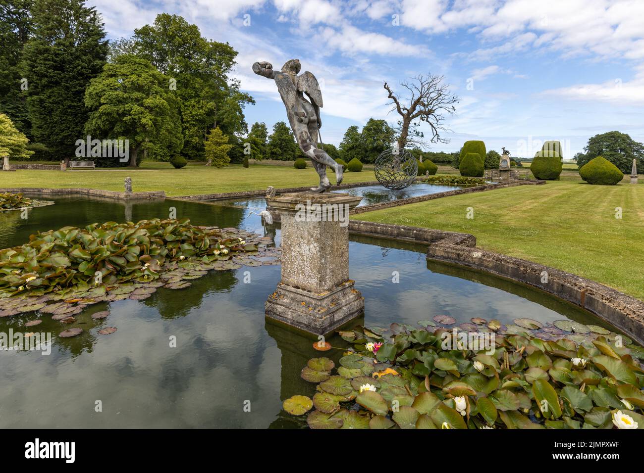 Statue dans un étang à nénuphars dans le jardin formel du Burton Agnes Hall, superbe manoir élisabéthain datant de 17th ans dans l'East Riding du Yorkshire, en Angleterre. Banque D'Images