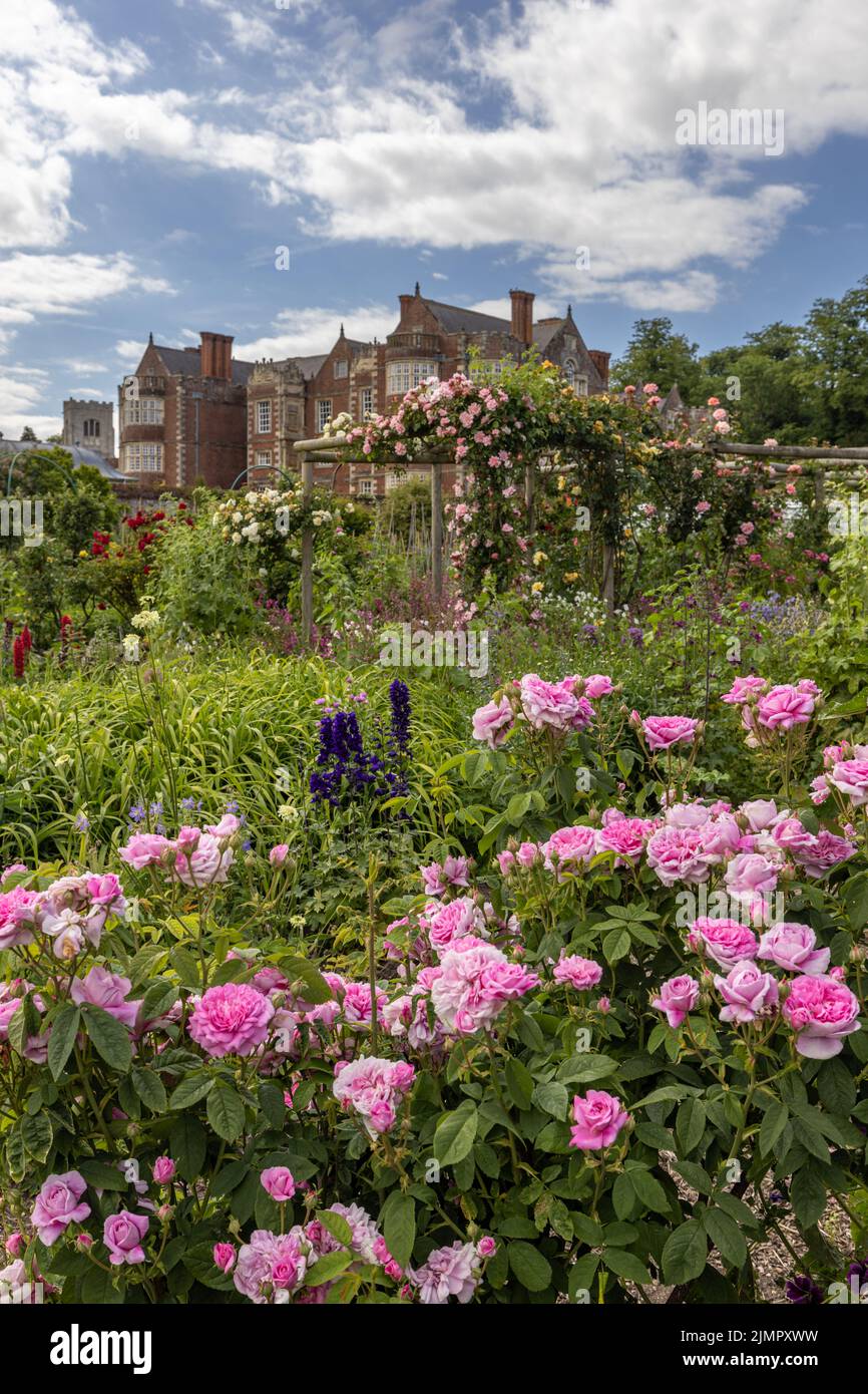 Jardin clos au Burton Agnes Hall, superbe manoir élisabéthain de 17th ans dans l'East Riding du Yorkshire, Angleterre, Royaume-Uni Banque D'Images