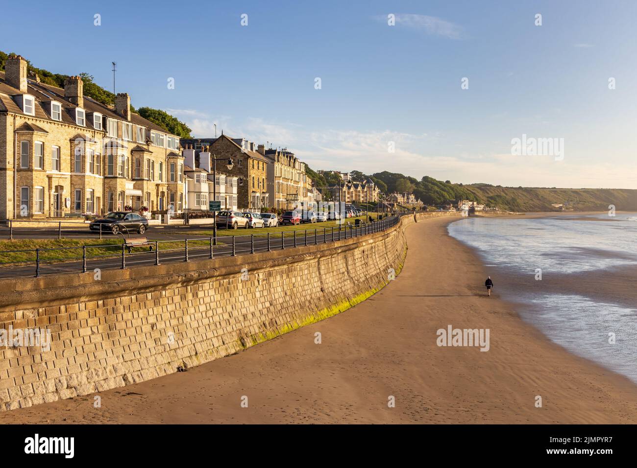 La plage et le front de mer de la ville balnéaire de Filey sur la côte du Yorkshire en angleterre. Pris en début de matinée d'été. Banque D'Images