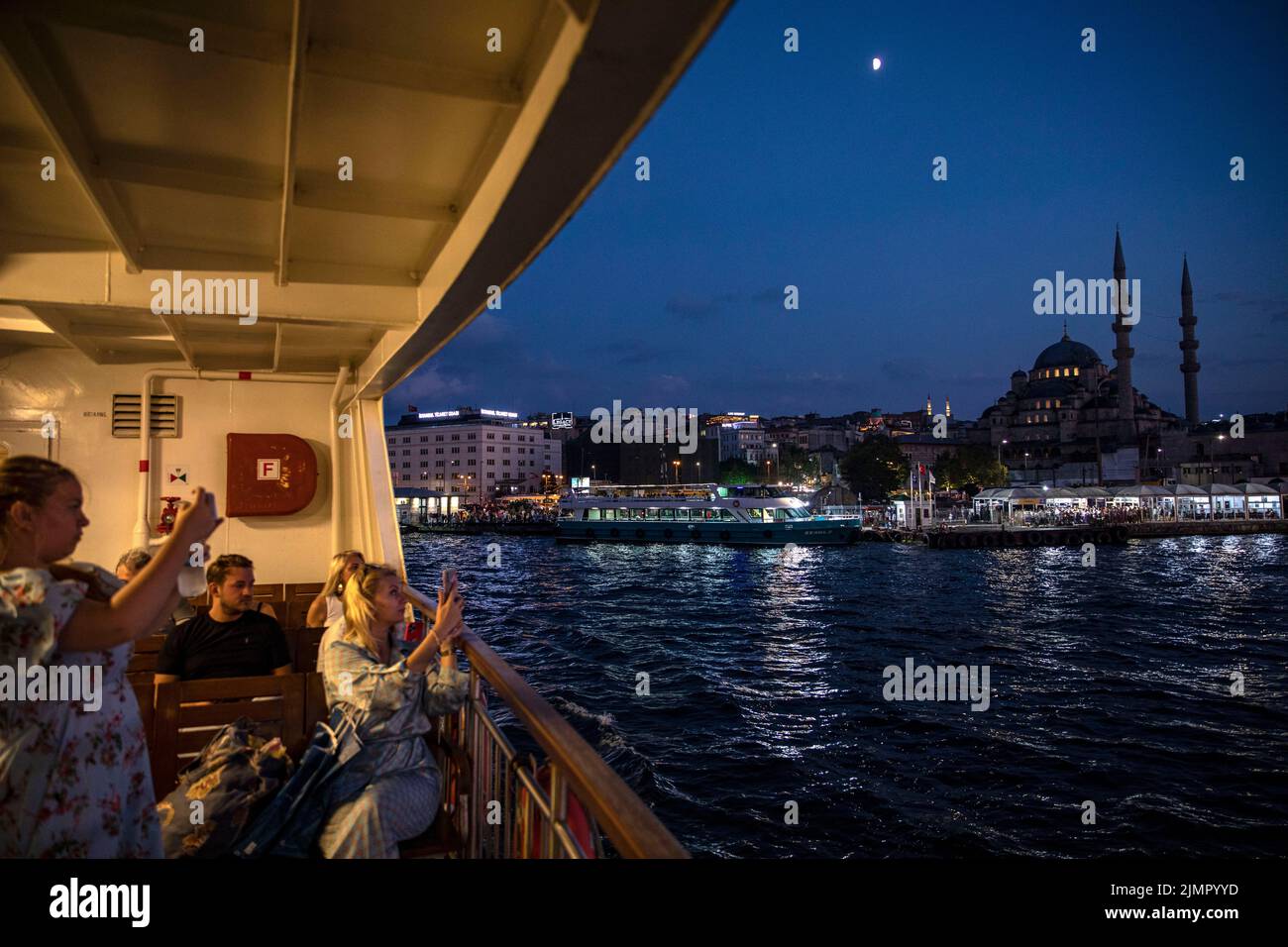 Istanbul, Turquie. 06th août 2022. Les passagers des lignes de ferry de la ville ont vu prendre des photos avec leur téléphone portable pendant le coucher du soleil à Istanbul. Crédit : SOPA Images Limited/Alamy Live News Banque D'Images