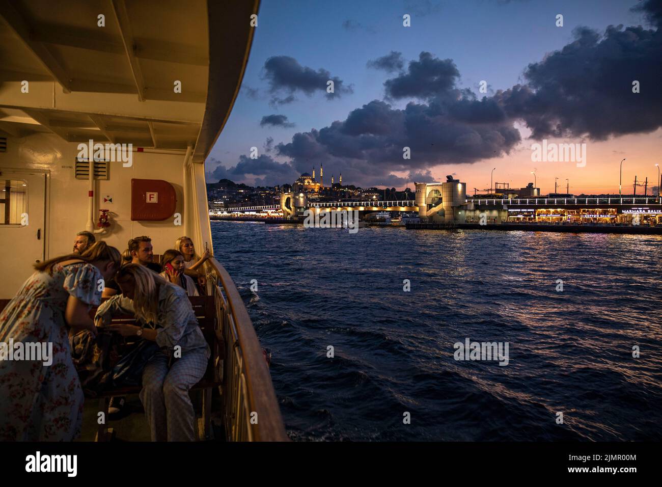 Istanbul, Turquie. 06th août 2022. Les passagers vus sur les lignes de la ville ferry dans le pont historique de Galata pendant le coucher du soleil à Istanbul. Crédit : SOPA Images Limited/Alamy Live News Banque D'Images