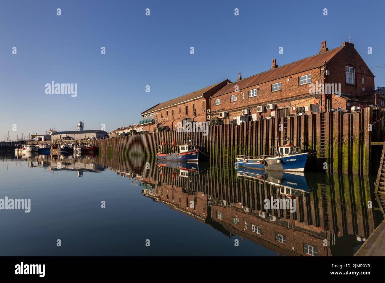 Bateaux de pêche amarrés dans le port de Scarborough sur la côte du North Yorkshire, en angleterre. Banque D'Images