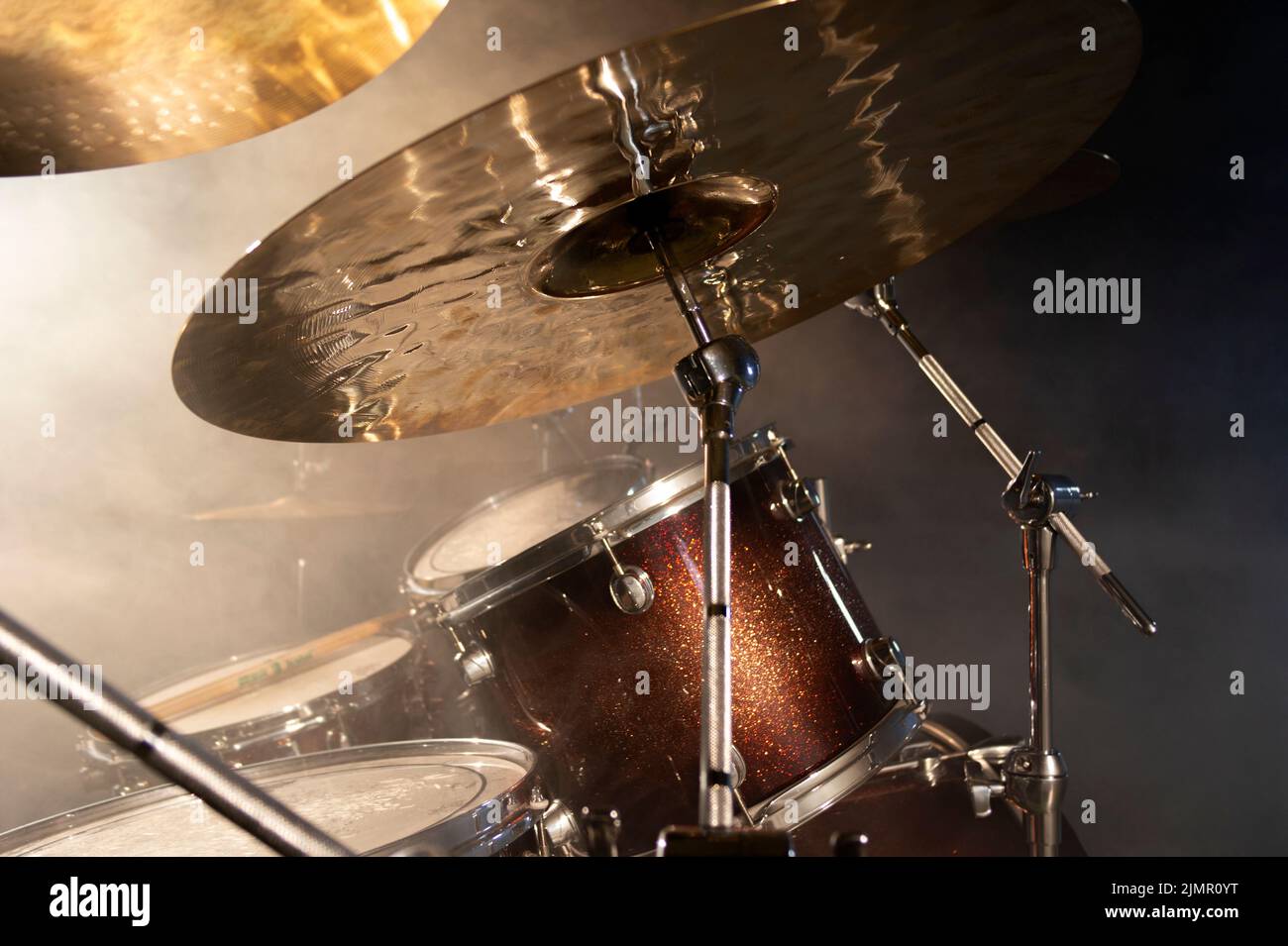 Partie d'un kit de tambour sur fond noir Banque D'Images