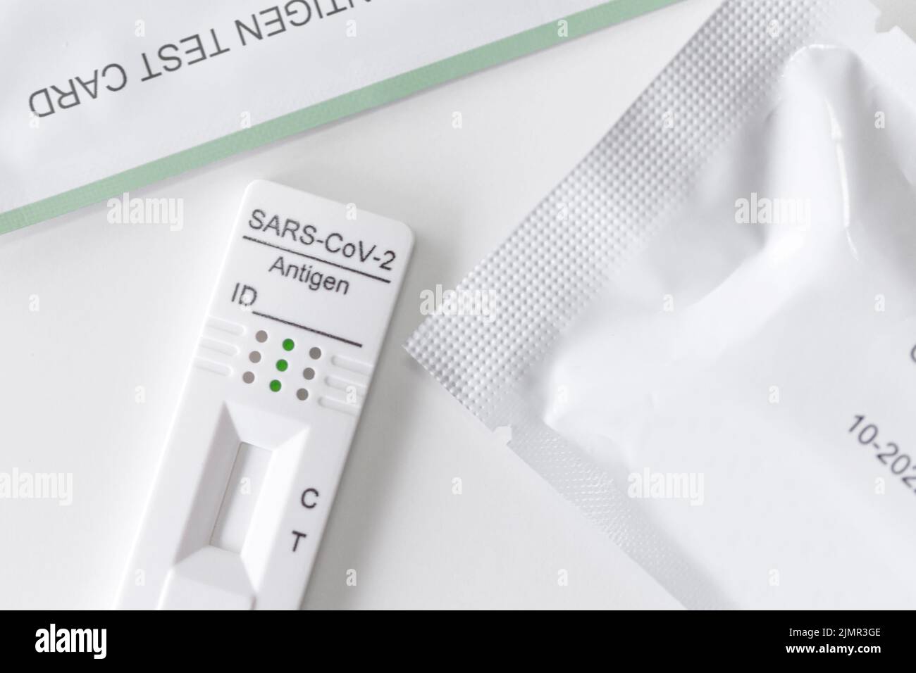 Test rapide de l'antigène du virus Corona. Test du kit de carte de laboratoire pour COVID-19. Banque D'Images